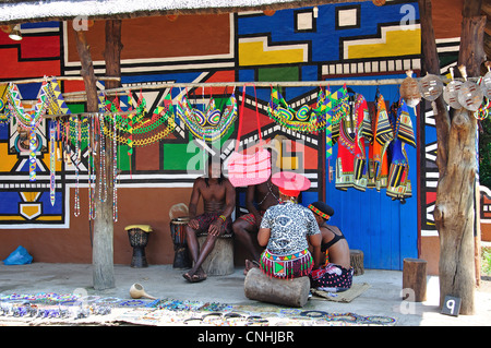 Souvenir-Stall an Lesedi African Cultural Village, Broederstroom, Johannesburg, Provinz Gauteng, Südafrika Stockfoto