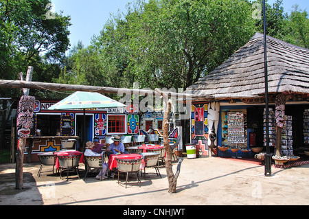 Café im freien Lesedi African Cultural Village, Broederstroom, Johannesburg, Provinz Gauteng, Südafrika Stockfoto