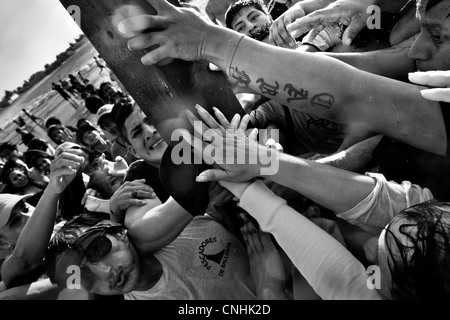 Katholischen Anhänger versuchen, das hölzerne Kreuz während des jährlichen Karwoche Rituals (Lavado De La Cruz) in Santa Elena, Ecuador zu berühren. Stockfoto