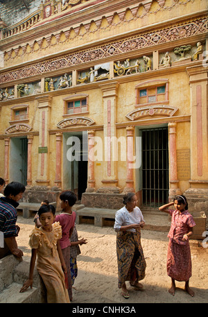 Burmesische Besucher Shwe Ba Daung, soliden Felsen gehauen. In der Nähe von Monywa, Birma Stockfoto