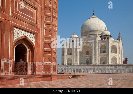 Agra, Indien. Taj Mahal sehen von der Moschee entfernt, auf der linken Seite. Stockfoto