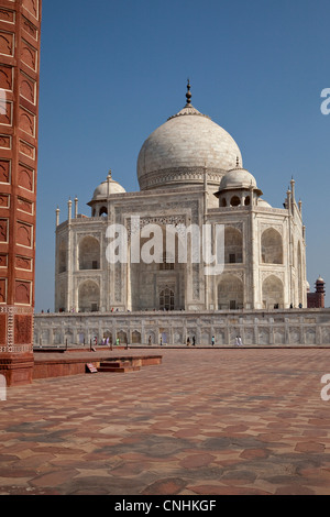 Agra, Indien. Taj Mahal sehen von der Moschee entfernt, auf der linken Seite. Stockfoto