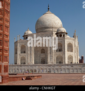 Agra, Indien. Taj Mahal sehen von der Moschee entfernt, auf der linken Seite. Stockfoto