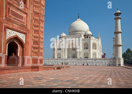 Agra, Indien. Taj Mahal sehen von der Moschee entfernt, auf der linken Seite. Stockfoto