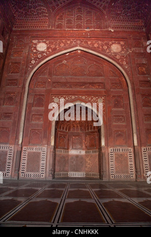 Agra, Indien. Der Mihrab (Gebetsnische) Richtung Mekka, Taj Mahal Moschee. Stockfoto
