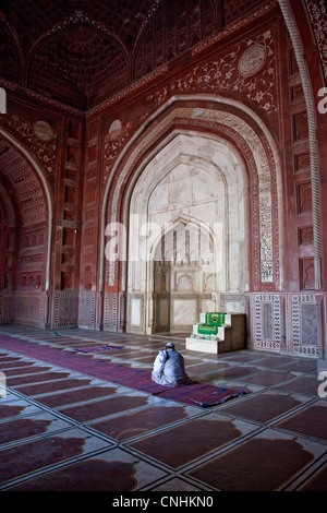 Agra, Indien. Taj Mahal Moschee innen. Imam-Lesung aus dem Koran während erwartet Gebetszeit. Stockfoto