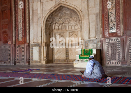 Agra, Indien. Taj Mahal Moschee innen. Imam-Lesung aus dem Koran während erwartet Gebetszeit. Stockfoto