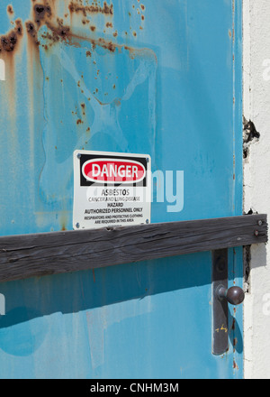 Asbest Warnschild geschrieben am Tür Stockfoto