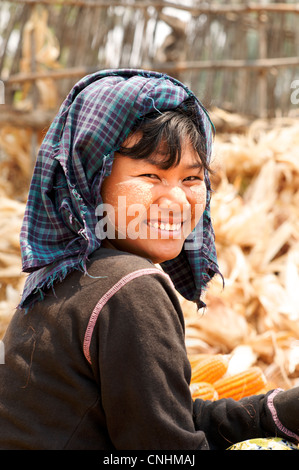 Burmesische Frau mit Distinctve Make-up namens Thanaka im Gesicht, in der Nähe von Pakokku, Burma Burmesen Stockfoto