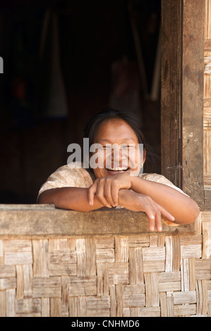 Burmesische Frau mit Distinctve Make-up namens Thanaka im Gesicht, in der Nähe von Pakokku, Burma Burmesen Stockfoto