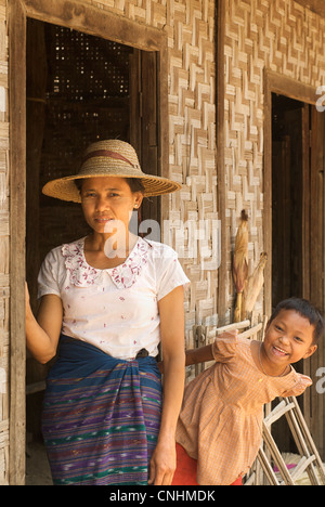 Burmesische Frau mit Distinctve namens Thanaka auf ihrem Gesicht und Kind in der Nähe von Pakokku, Burma Burmesen bilden Stockfoto