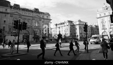 LONDON - 2. AUGUST: Ansicht von Piccadilly Circus, Kreuzung, berühmte Touristenattraktion, Links ins West End, Regent Street. Stockfoto