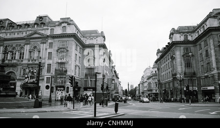 LONDON - 2. AUGUST: Ansicht von Piccadilly Circus, Kreuzung, berühmte Touristenattraktion, Links ins West End, Regent Street. Stockfoto