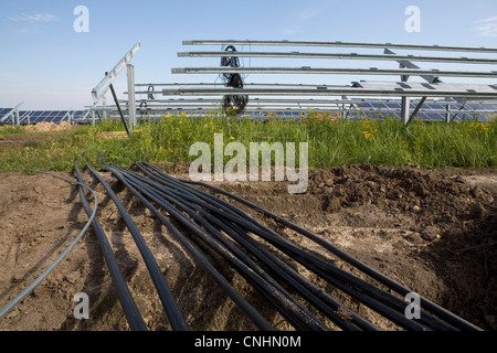 Detail von Rohren und Sonnenkollektoren installiert in einem Feld Stockfoto