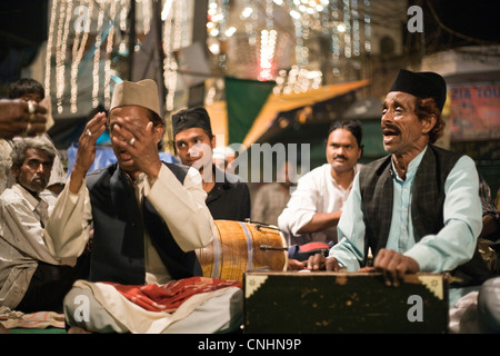 Qawwali Musiker auftreten während des jährlichen Festivals der Auliya(saint) Nizamuddin in Delhi Stockfoto