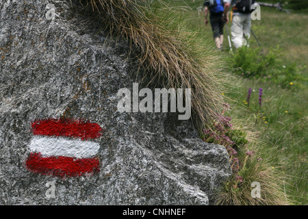 Bemalte Symbol auf einem Felsen Kennzeichnung einen Wanderweg, Piemont, Italien Stockfoto