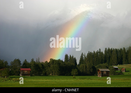 Ein Regenbogen vor der Rhone-Gletscher, Kanton Wallis, Schweiz Stockfoto