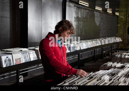 Ein junger Mann auf der Suche durch Datensätze in einem Plattenladen Stockfoto