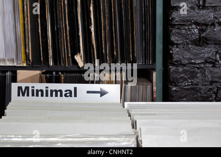 Ein Pfeil-Symbol in Richtung Minimal Abschnitt einen Plattenladen Stockfoto