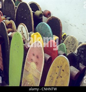 Reihen von gebrauchten Skateboards an eine Wand gelehnt Stockfoto