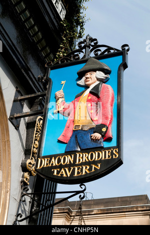 Pub Schild über Deacon Brodie Taverne, Edinburgh, Schottland. Stockfoto