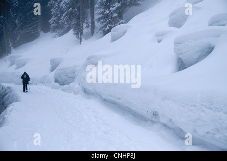 Einsamer Mann Schnee Weg Stockfoto