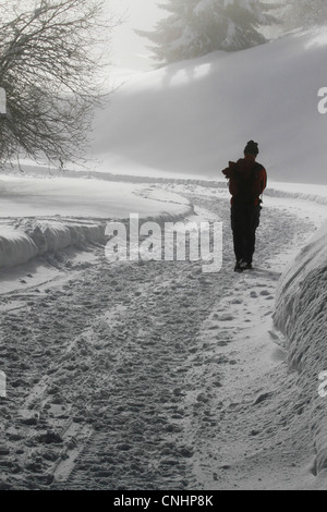 Einsamer Wanderer Schnee Weg Stockfoto