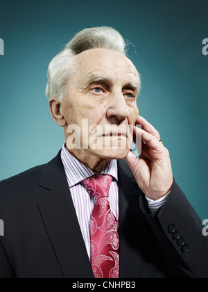 Eine elegante senior Mann wegsehen mit einem besorgt Ausdruck Stockfoto