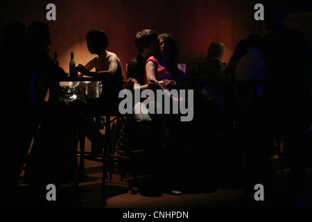 Besucher in Retro-Musik-Club in Prag, Tschechien. Stockfoto