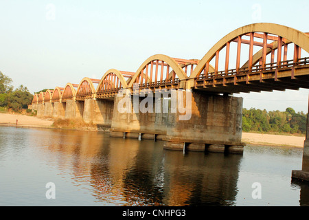 Die Kuttipuram-Brücke über den Fluss Bharathappuzha (Nila) Stockfoto