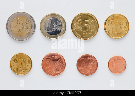 Euro-Münzen angeordnet in numerischer Reihenfolge, Vorderansicht Stockfoto
