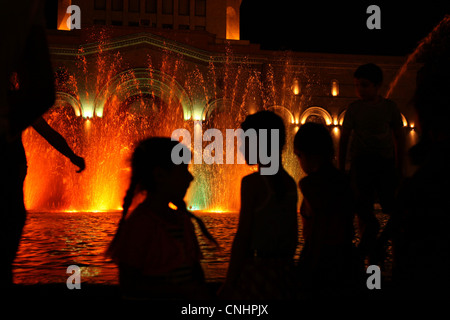 Tanzende Fontänen am Platz der Republik in Yerevan, Armenien. Stockfoto