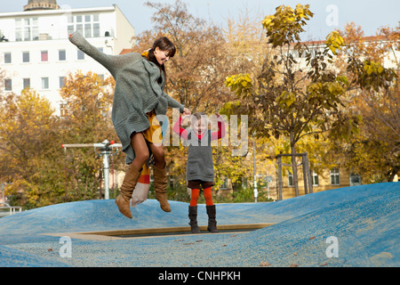 Mutter und Tochter auf kleinen Trampolin im park Stockfoto