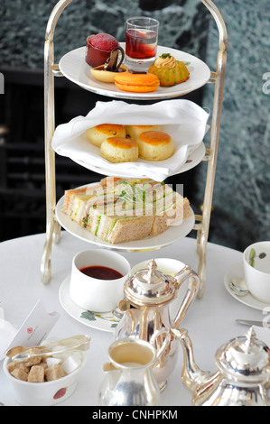 Traditionellen Afternoon Tea im Brown's Hotel, London, England, Vereinigtes Königreich Stockfoto
