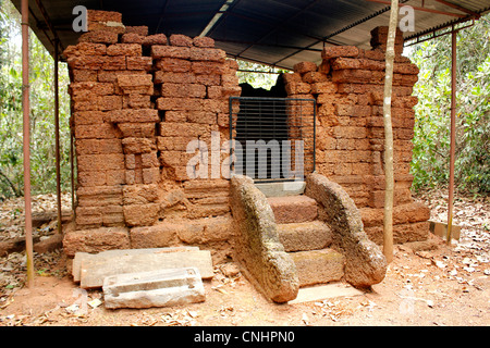 alte baufällige Shiva-Tempel in einem Innenraum ländlichen Dorf in Kerala, Indien Stockfoto