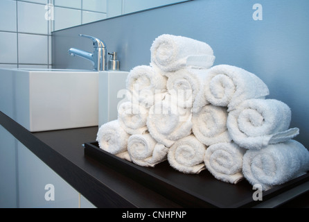 Gerollte Handtücher gestapelt in der Form einer Pyramide Stockfoto