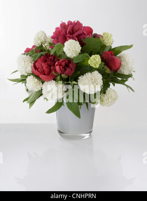 Ein Bouquet von roten und weißen Blumen in einer vase Stockfoto