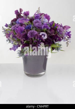 Ein lila Blumenstrauß in einer vase Stockfoto
