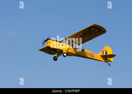 Auster J1N Alpha G-BLPG in der Royal Canadian Air Force Abzeichen 16693 im Flug an Breighton Flugplatz Stockfoto