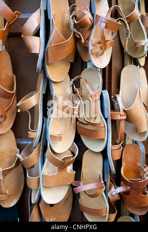 Traditionelle Ledersandalen für Verkauf, Rhodos, Griechenland Stockfoto