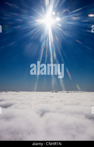Die Sonne scheint auf einem Wolkengebilde Stockfoto