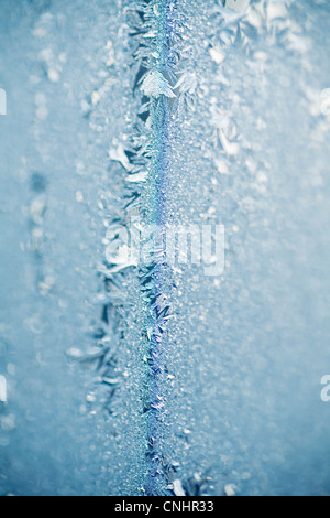 Eiskristalle am Fenster Stockfoto