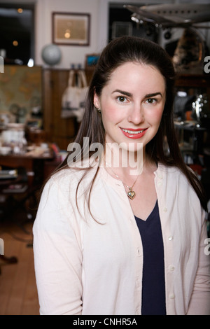 Eine Frau in einem Antiquitäten-shop Stockfoto