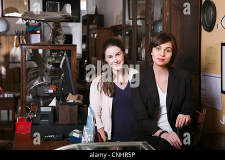Zwei Frauen in einem Antiquitäten-shop Stockfoto