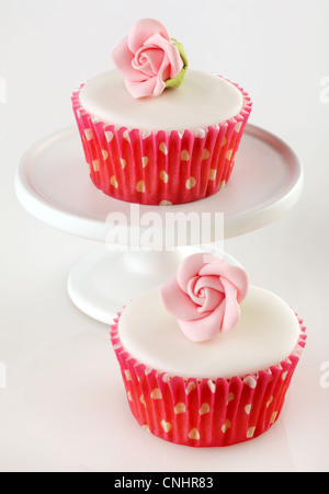 ZWEI ROSA ROSE CUPCAKES Stockfoto