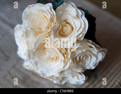 Bräute Bouquet von weißen Creme Rosen am Hochzeitsmorgen Stockfoto