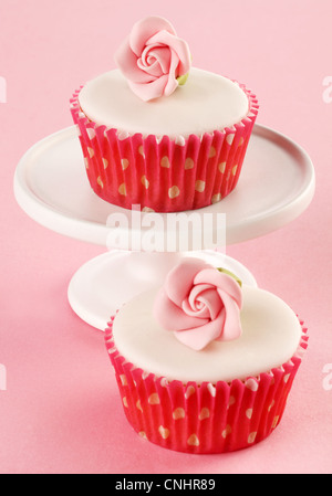 ZWEI ROSA ROSE CUPCAKES Stockfoto