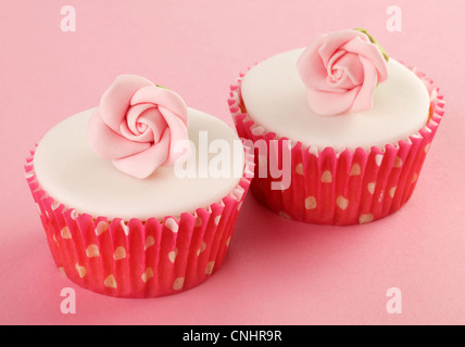 ZWEI ROSA ROSE CUPCAKES Stockfoto