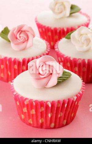 ROSA UND WEIßE ROSE CUPCAKES Stockfoto