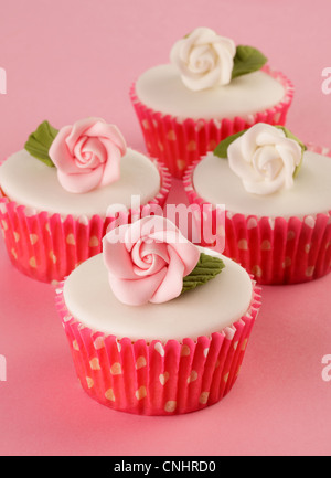 ROSA UND WEIßE ROSE CUPCAKES Stockfoto